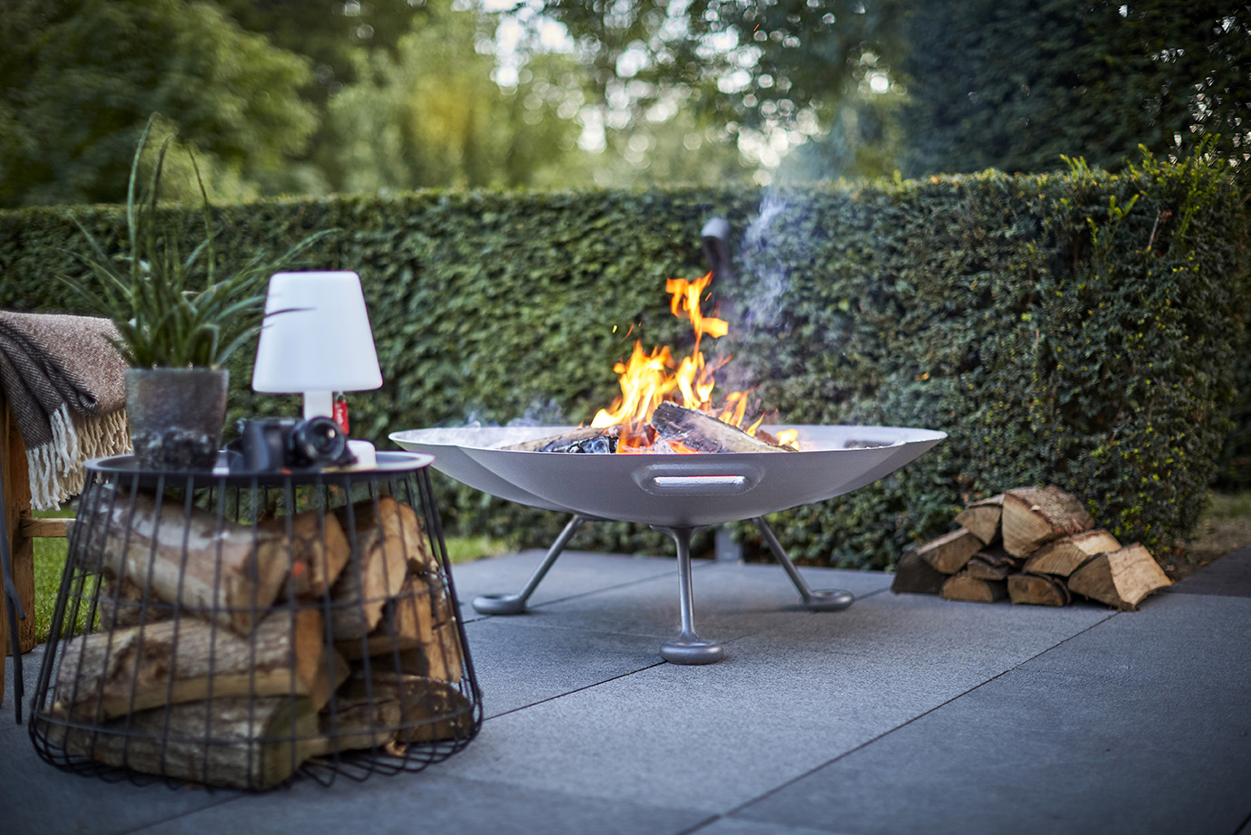 LOTUS low Design Feuerschale aus Aluminium-Druckguss